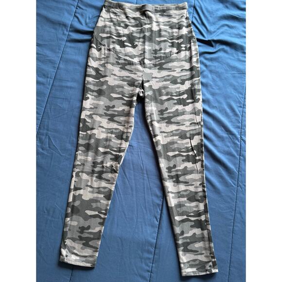 Time and Tru Maternity Camo Leggings – Size Medium (8–10) - Picture 2 of 5